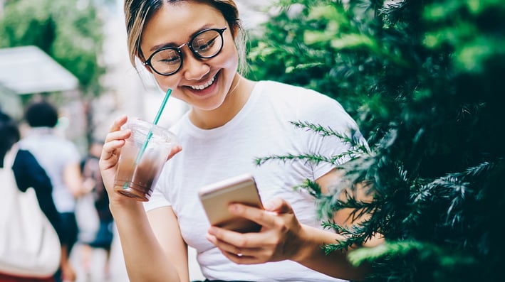 Kvinna läser på en smartphone