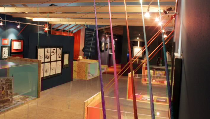 Die Spannung der Seile hält alle Ausstellungselemente von einer sichtbaren „Gravitationskraft".
