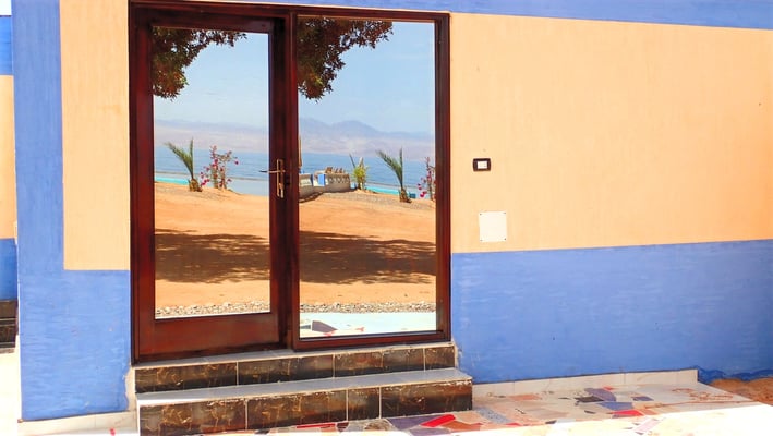 Studio large door with a view of a beach