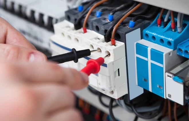 Image électriciens qui répare
