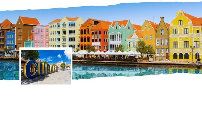 Casas coloridas em estilo colonial na orla de Kralendijk, com vista para o mar em Willwestad.