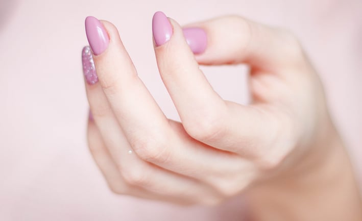 How to fix a broken nail with a tea bag?