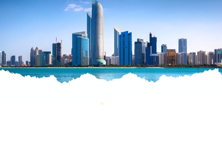Vista de Abu Dhabi a partir do mar, com o horizonte moderno da cidade contrastando com as águas calm