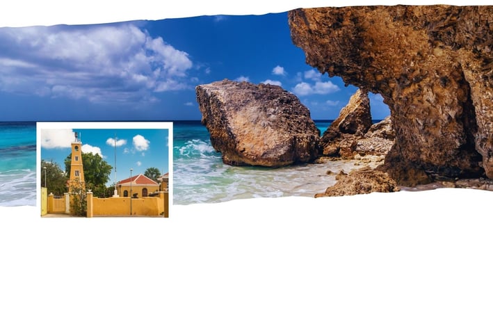 Vista de Kralendijk com praia ao fundo e o centro colorido em destaque.