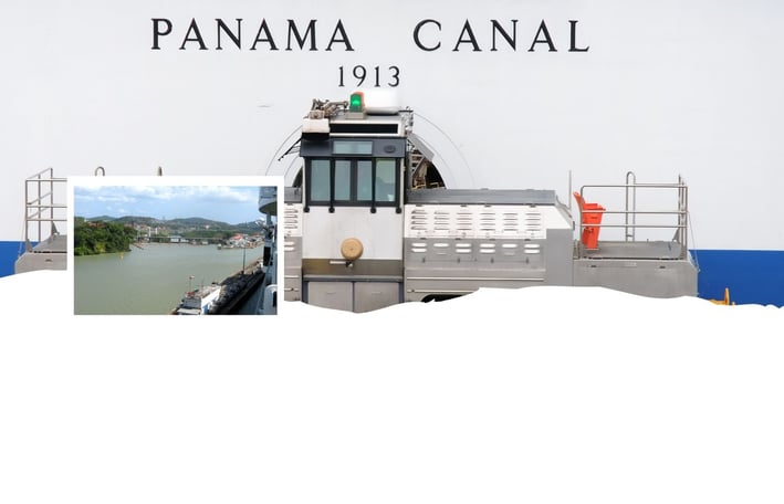 Vista das eclusas de Gatún no Canal do Panamá, com navio em trânsito e estrutura mecânica em destaque.