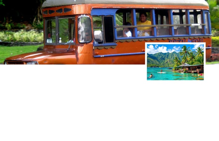 Vista de Pago Pago com ônibus turístico em primeiro plano, baía azul e montanhas verdejantes ao fund