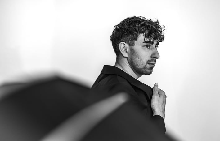 un homme en costume posant dans une séance photo studio