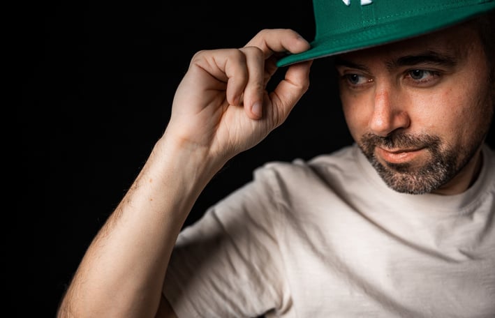 un homme portant une casquette de base-ball en séance photo