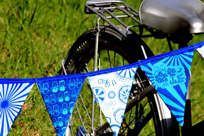 a bicycle with a blue banner on it