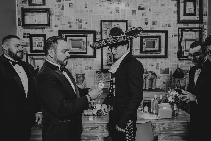 Sesion en getting ready groom Aldo Castaneda Bodas mejor fotografo en Guadalajara Mexico