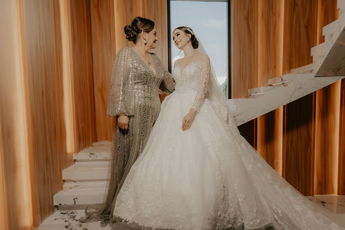 Poses para la sesión con damas de honor - Mejor fotógrafo de bodas en Guadalajara, México