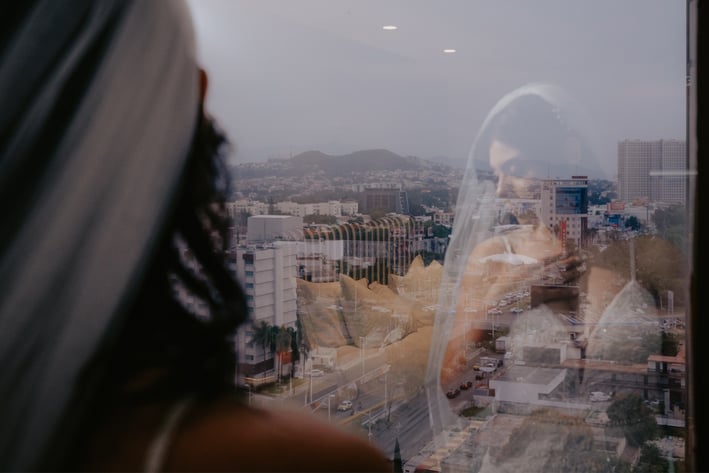 Reflejo de novia en espejo - Mejor fotógrafo de bodas en Guadalajara, México