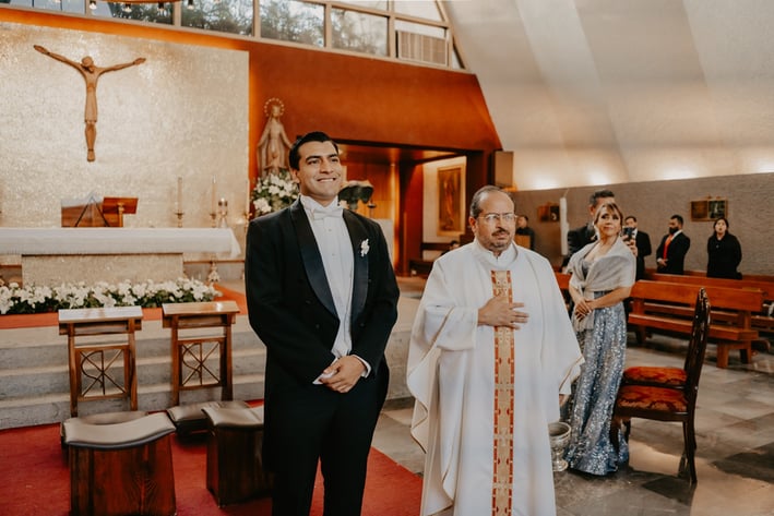 Sesion de fotos en ceremonia religiosa Aldo Castaneda Bodas mejor fotografo en Guadalajara Mexico