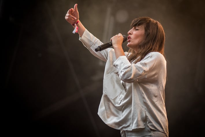 Juliette Armanet chantant au festival des Nuits Secrètes dans les Hauts de France