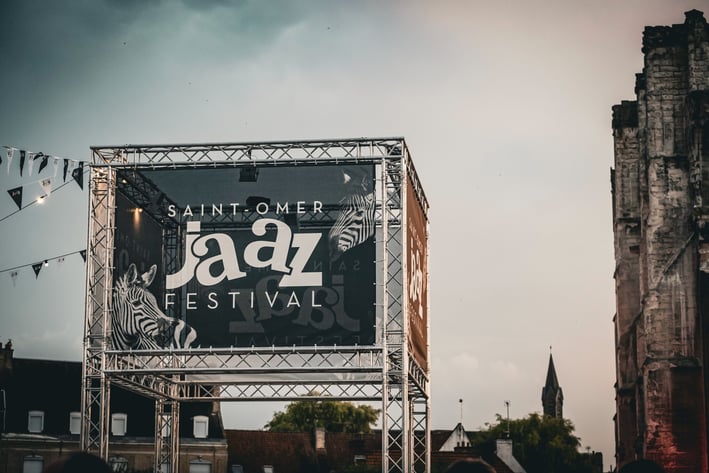 un grand panneau indiquant le festival de jazz de saint - omer