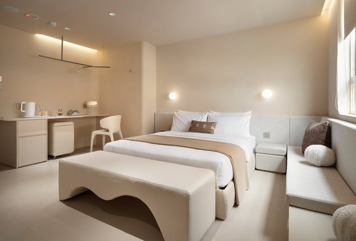 樂爾公寓 LORE Hotel 有窗附浴缸高級雙人房，擁有自然採光與圓角設計，展現無壓感生活美學