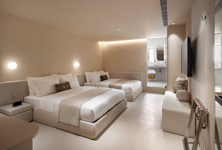 樂爾公寓 LORE Hotel 有窗附浴缸四人房，寬敞格局搭配柔和色系，是家庭與團體旅遊的理想選擇。