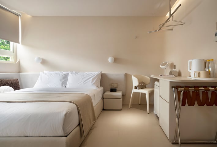 樂爾公寓 LORE Hotel 有窗附浴缸雙人房，擁有自然採光與圓角設計，展現無壓感生活美學
