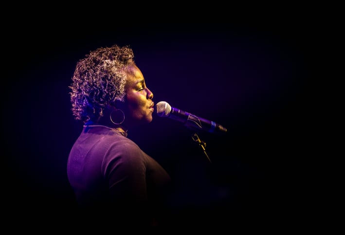 une femme aux cheveux bouclés et un microphone