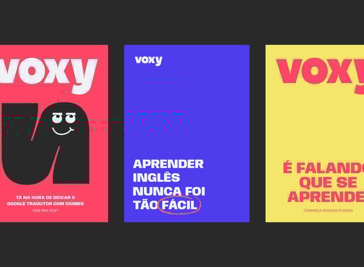 Três postes nas cores rosa, azul e amarelo desenvolvidos para a marca Voxy.