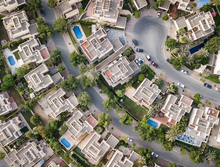vista de águila de un complejo residencial inmobiliario