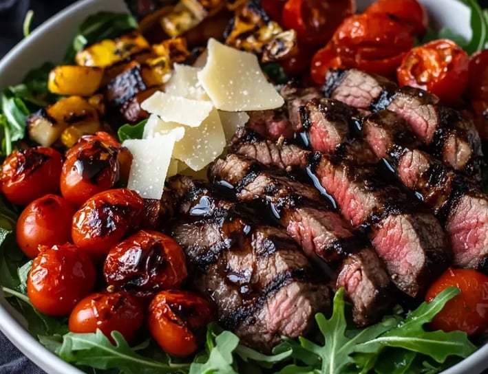 Herzhafter Salat mit saftigem Steak, Blattsalat und Cherry-Tomaten, mit Balsamico-Dressing