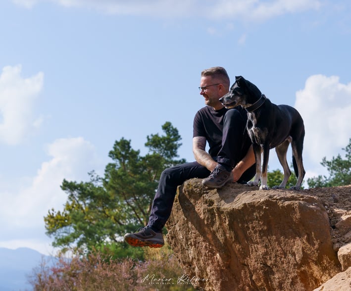 Marc Pickart mit seinem Hund Morena beim Fotoshooting in der Voreifel