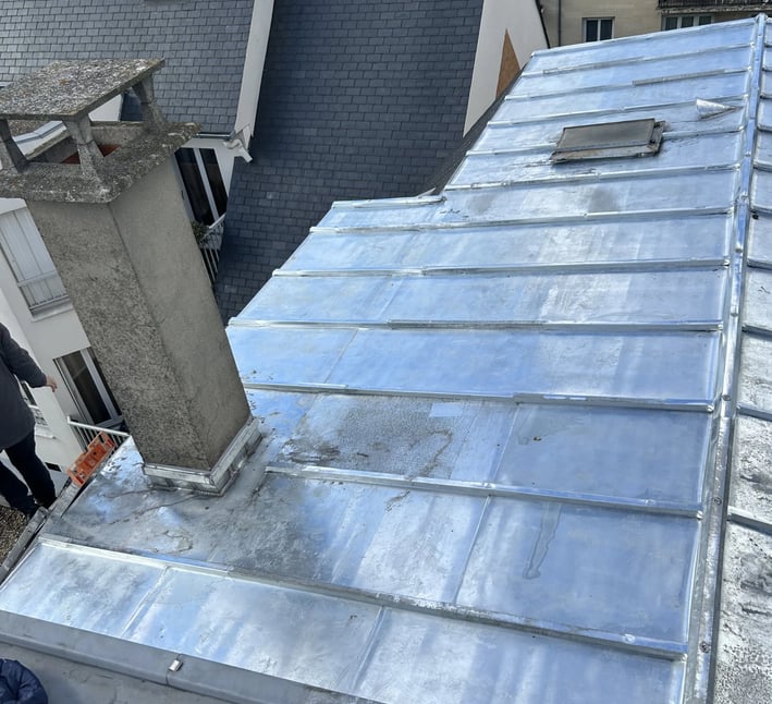 Travaux de zinguerie à Puteaux (92) : couverture en zinc autour d’une cheminée avec joints debout – MF Couverture