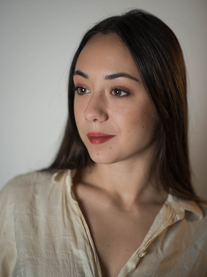 a woman with a white shirt and a white shirt