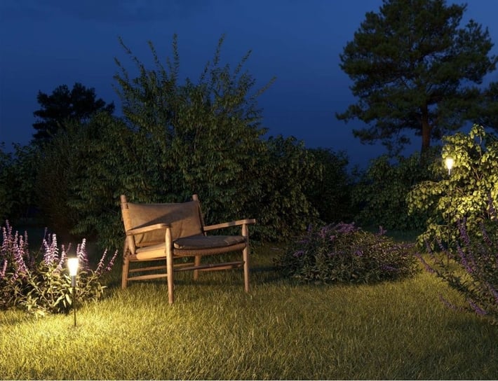 silla en en jardín de noche