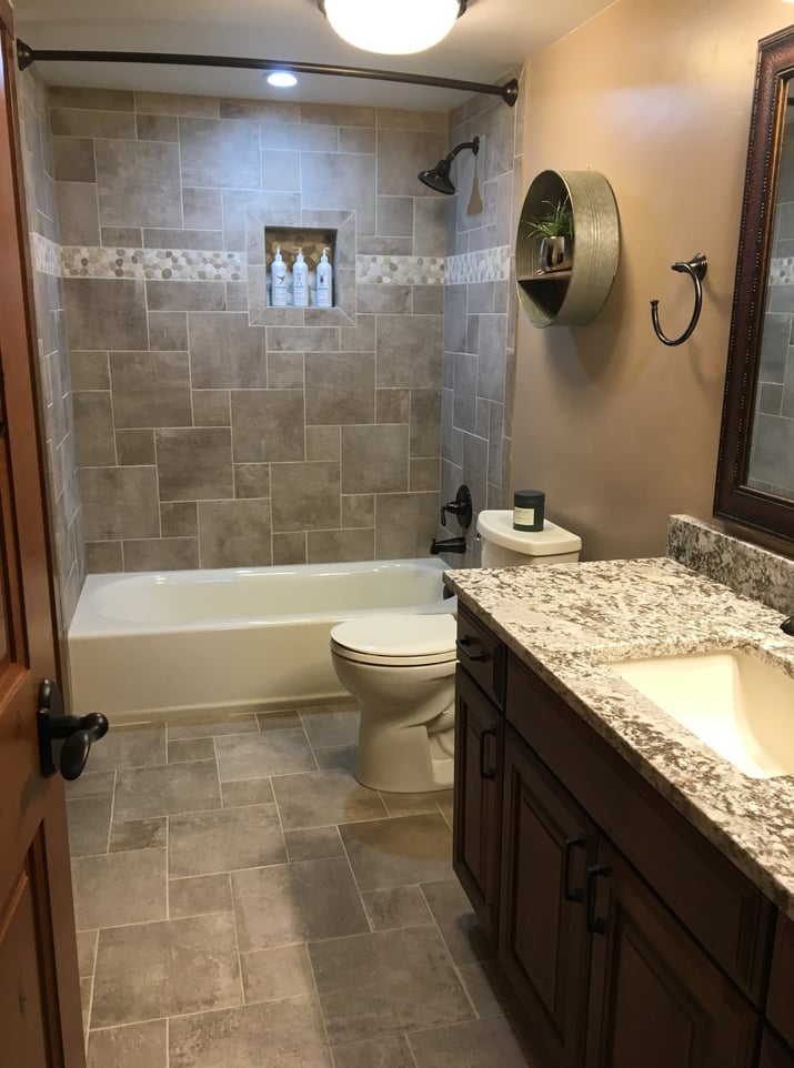 A bathroom with a tub tub and a toilet