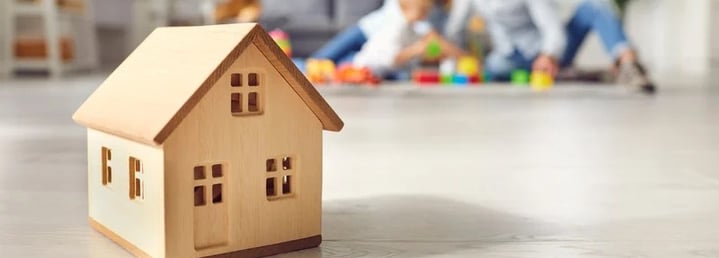 Une image présentant une maison au premier plan et une famille au second pour une imager la sécurité