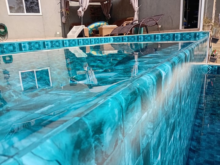 Piscina de vinil com borda infinita revestida com estampa Eagle Green pela Masters Vinil
