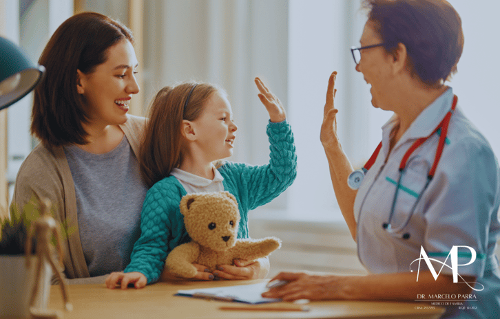 Médico Clínico Geral Atendendo uma Criança com e a Sua Mãe
