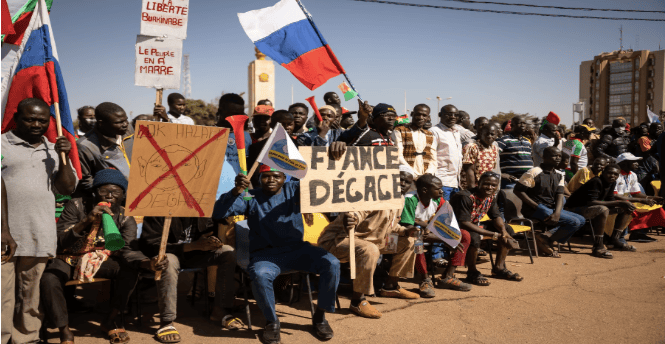 Des manifestants tiennent des pancartes lors d'une manifestation de soutien au président du Burkina