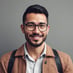 persona sonriente de bogota con anteojos