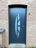 Porte en aluminium gris avec motifs