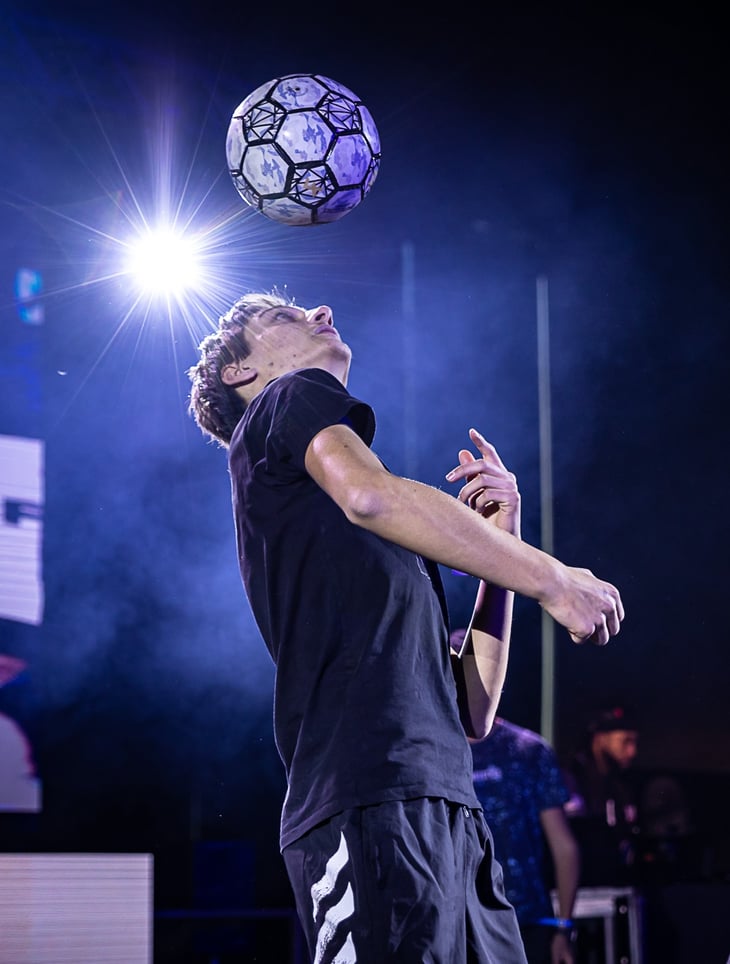 une personne qui fait du freestyle football 