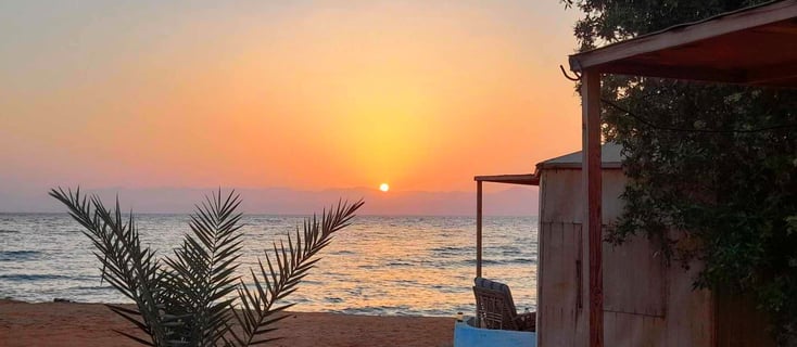 Auringonnousu rannalla Egyptissä