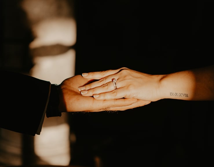 Mano de novios con anillo de compromiso en la hora dorada - Mejor fotógrafo de bodas en México