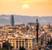 Vista da cidade de Barcelona sob o nascer do sol.