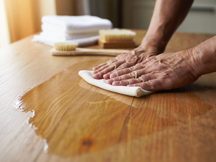 Aprenda cuidados diários simples para preservar o acabamento de móveis antigos e mantê-los sempre bo