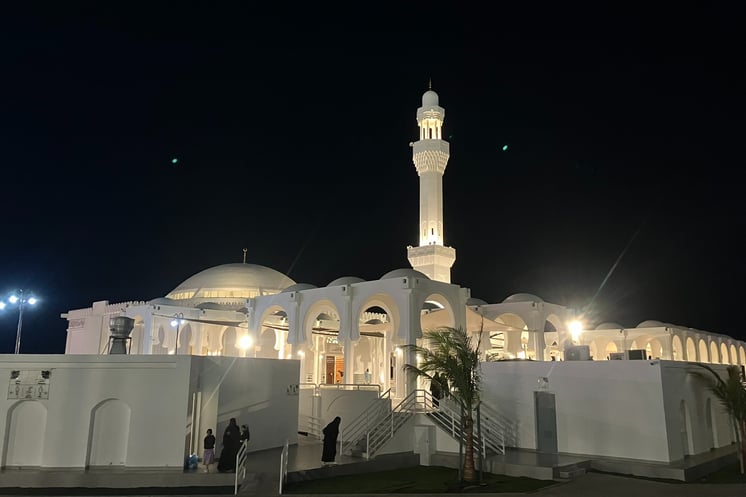 a large white Al Rahma Mosque in Jeddah, Saudi Arabia