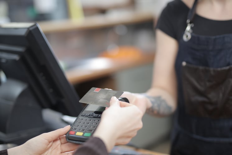 A customer pays a vender with their credit card using a wireless terminal.