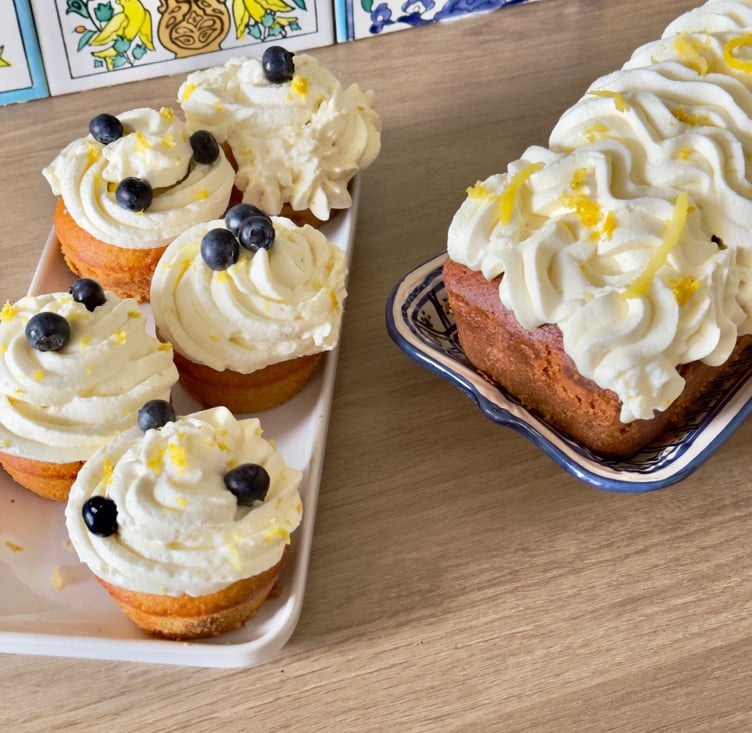Cake au citron avec des myrtilles