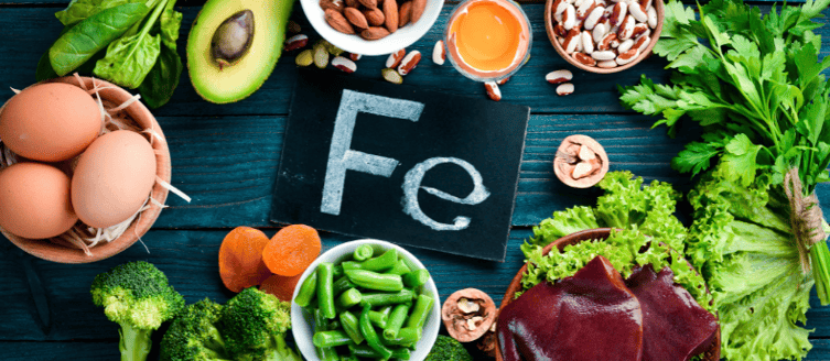 Des aliments riches en fer posés sur une table