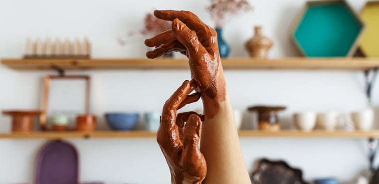 Des mains de potier pour créer une sculpture en art-thérapie
