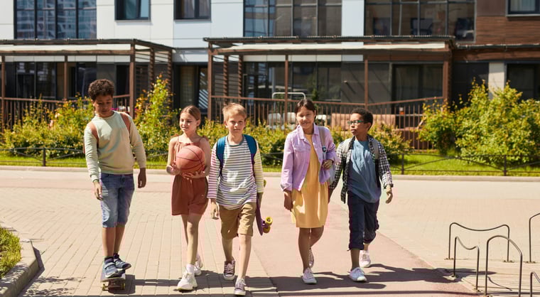 Un groupe d'enfants se dirigeant vers un atelier d'art-thérapie