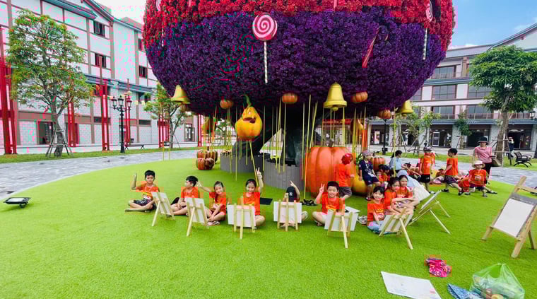Hoạt động vẽ tranh ngoài trời của lớp bán trú hè
