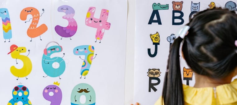 Foto de Yan Krukau: https://www.pexels.com/es-es/foto/arte-nina-colegio-numeros-8613121/